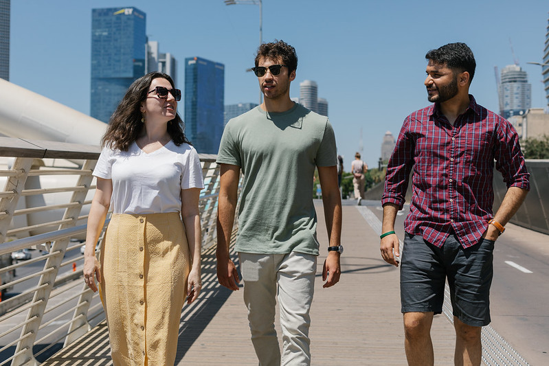 how to not look like a tourist in israel
